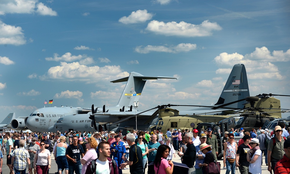 U.S. showcases aircraft in Berlin