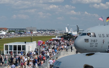 U.S. showcases aircraft in Berlin
