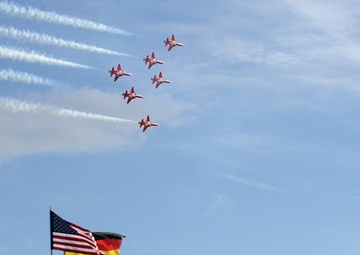 U.S. showcases aircraft in Berlin