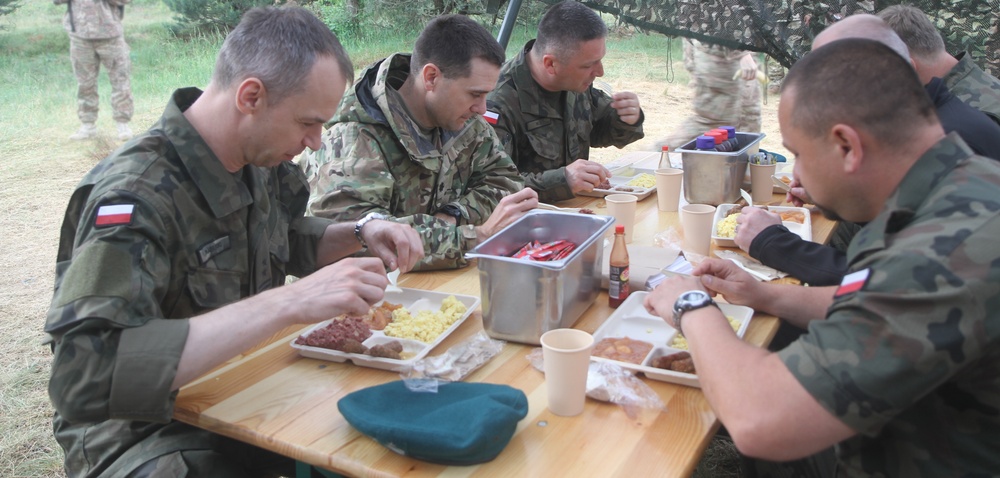 3BSB Demonstrates Field Feeding to Polish Allies