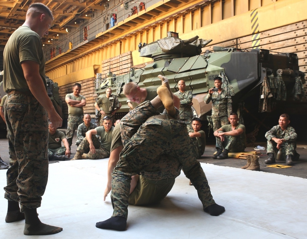 U.S. MARINES TRAIN WITH PHILIPPINE MARINE CORPS ABOARD USS ASHLAND