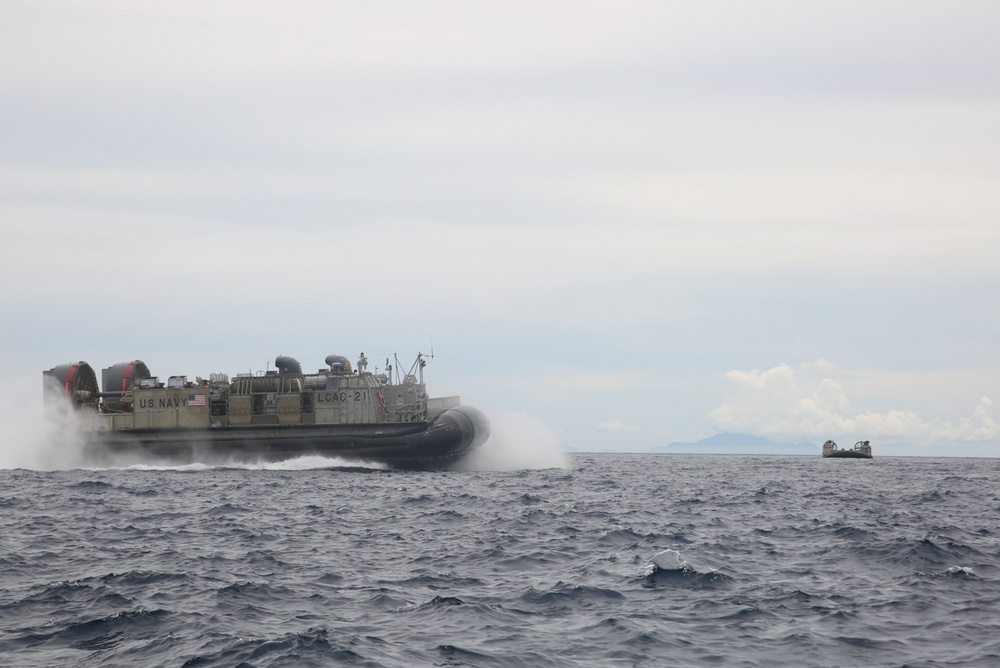 U.S. MARINES TRAIN WITH PHILIPPINE MARINE CORPS ABOARD USS ASHLAND