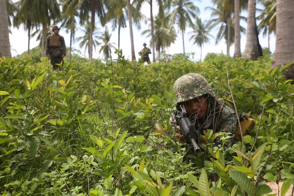 U.S. MARINES CONDUCT AMPHIBIOUS EXERCISE WITH PHILIPPINE MARINE CORPS