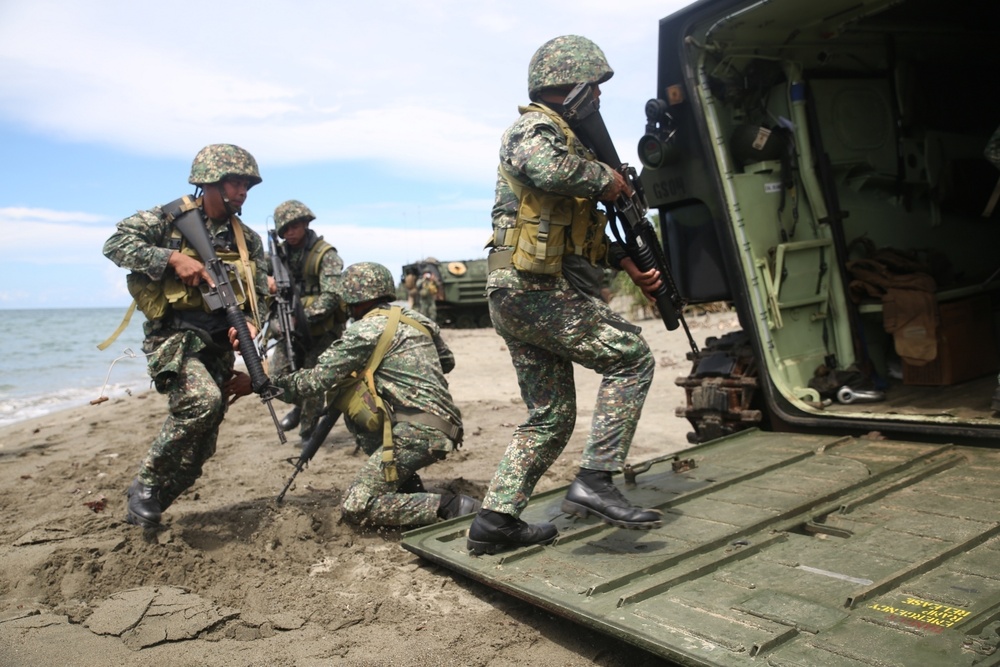 U.S. MARINES CONDUCT AMPHIBIOUS EXERCISE WITH PHILIPPINE MARINE CORPS