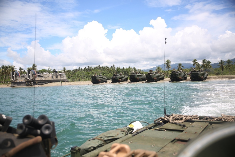 U.S. MARINES CONDUCT AMPHIBIOUS EXERCISE WITH PHILIPPINE MARINE CORPS IN SOUTH CHINA SEA