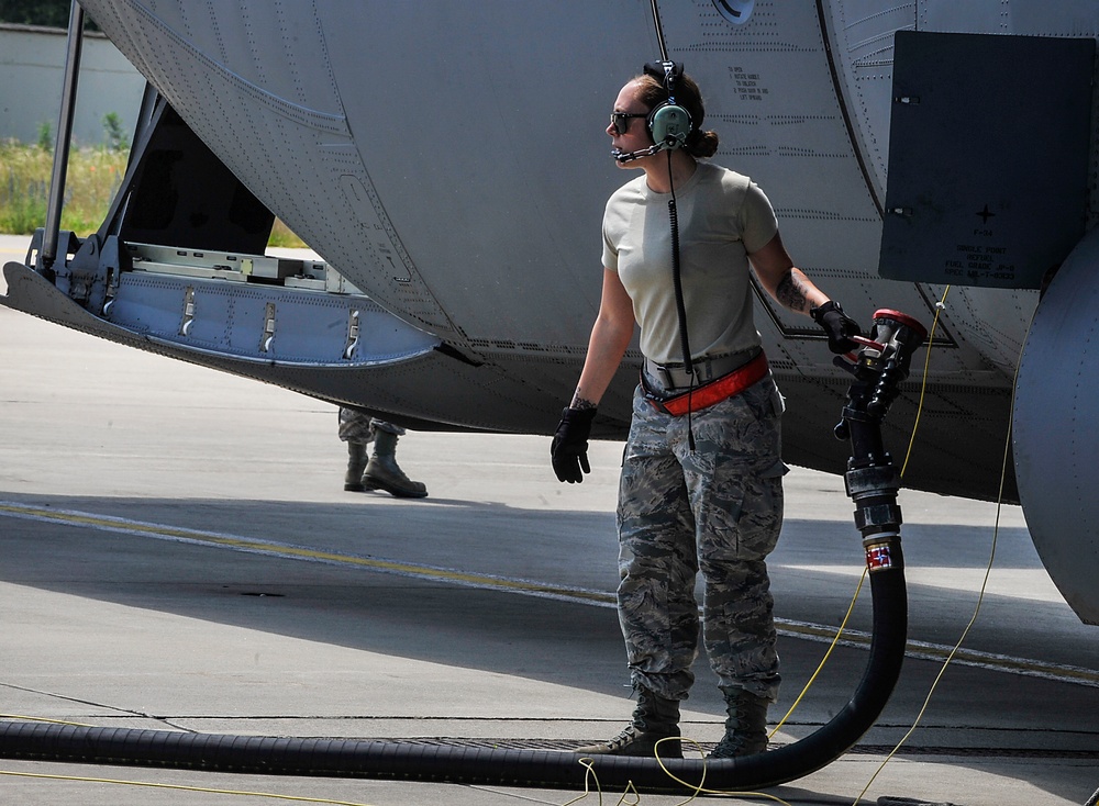 Airmen fuel up during SR16