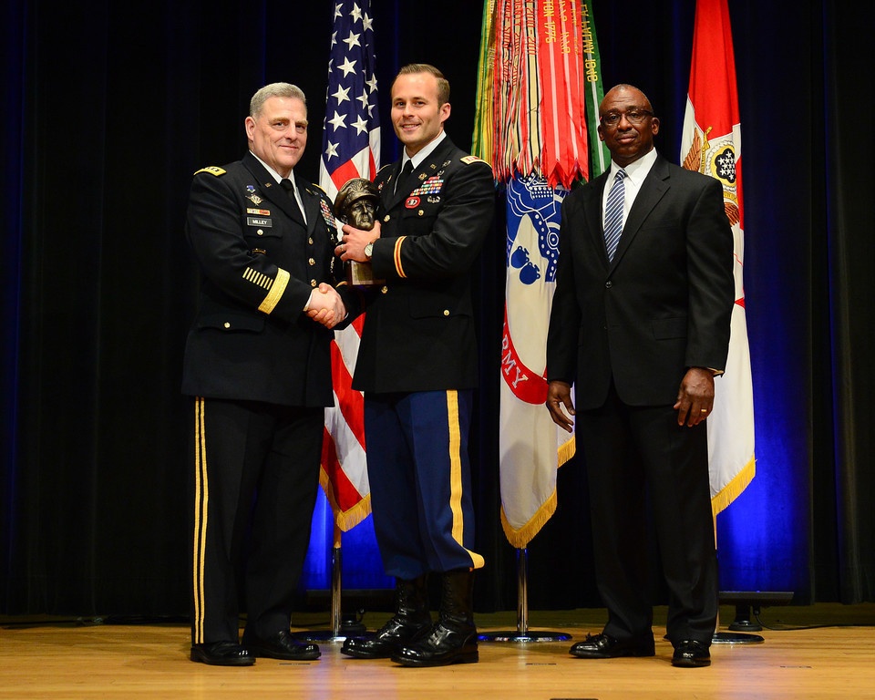 EOD Officer Wins MacArthur Leadership Award, Makes History