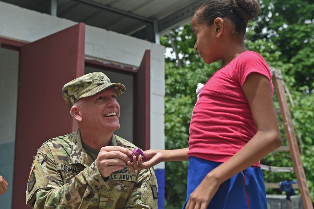 Generals Klemmer and Wong visit Task Force Red Wolf members