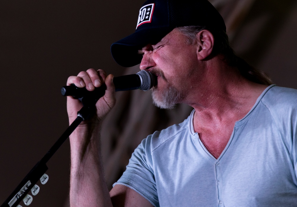 Trace Adkins Performs for Servicemembers in Kuwait
