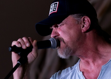 Trace Adkins Performs for Servicemembers in Kuwait