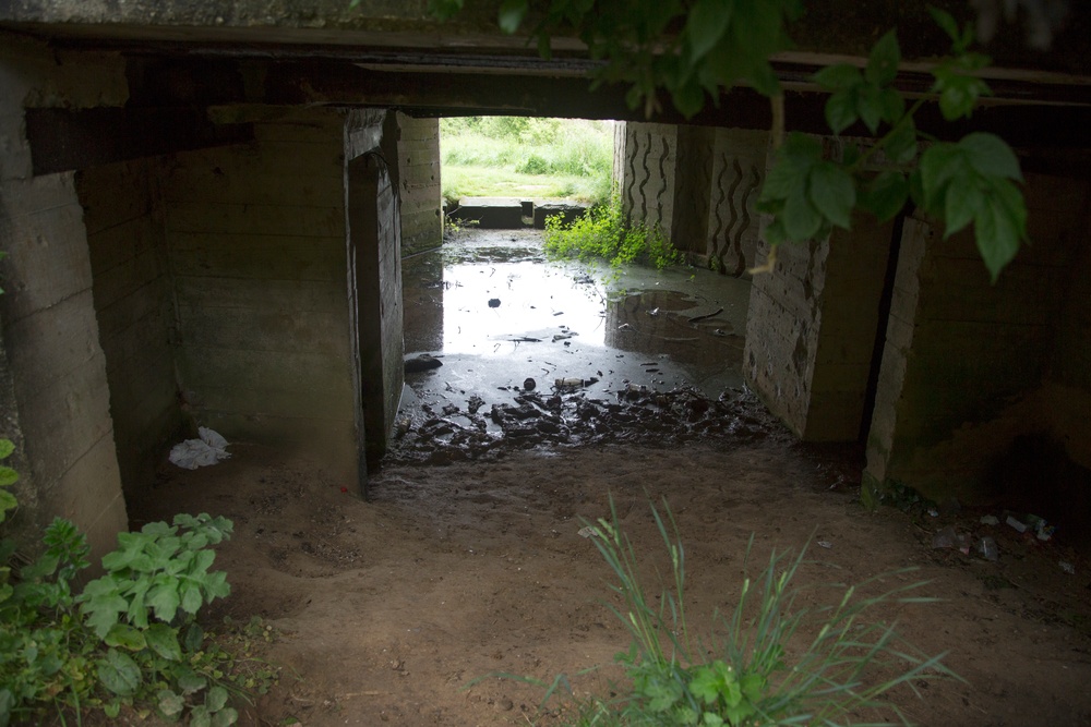 U.S. Army and German paratroopers visit Omaha Beach together