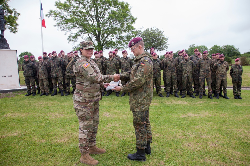 US Army Reserve Soldier Recieves an award from a German Soldier