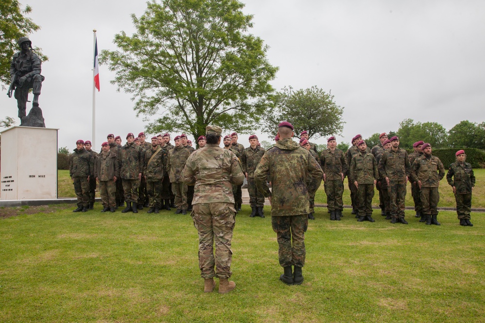 US Army Reserve Soldier Recieves an award from a German Soldier