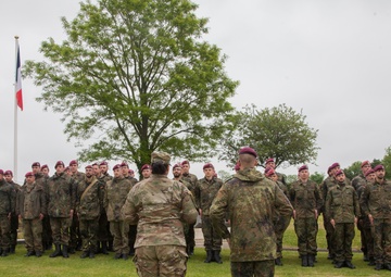 US Army Reserve Soldier Recieves an award from a German Soldier