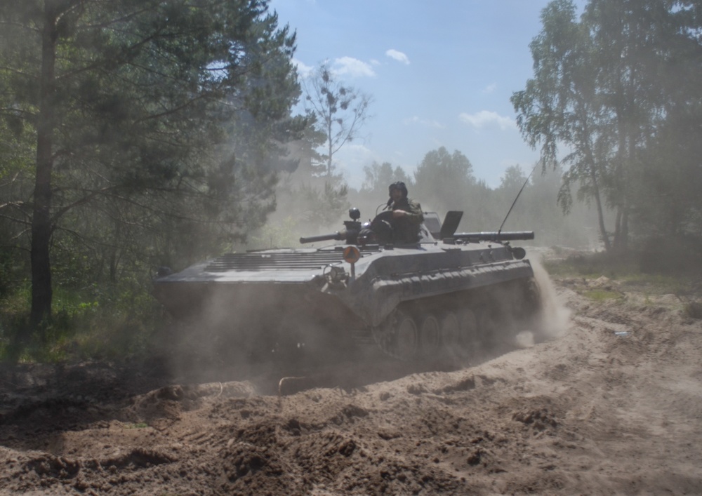 Tankers fly through sand to assault town during Anakonda 16