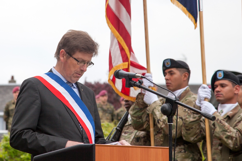 German Soldiers participate in a joint ceremony with U.S. Soldiers