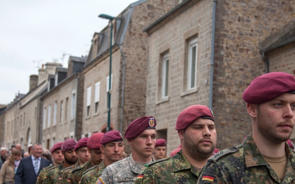 German Soldiers participate in a joint ceremony with U.S. Soldiers