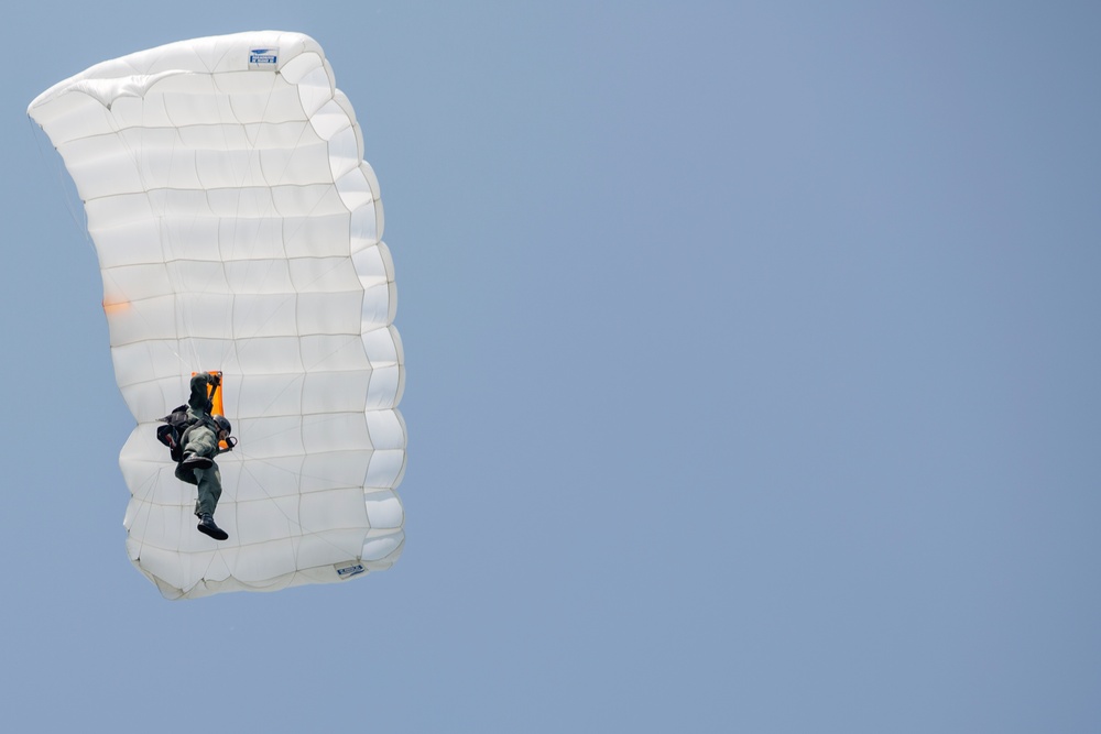 Dutch jumpmasters conduct a freefall from a Skyvan