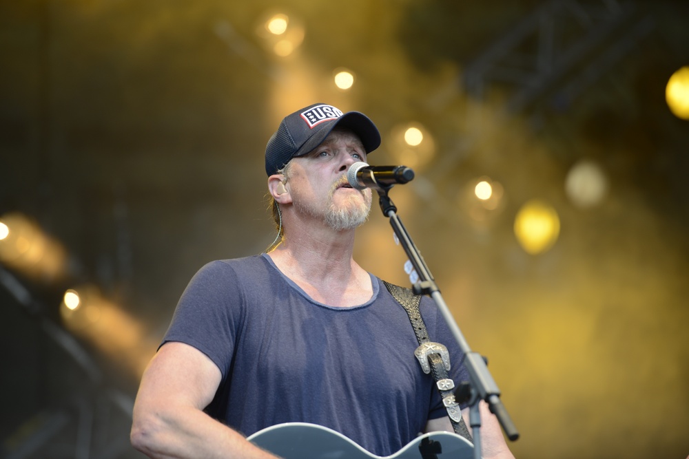 Trace Adkins visits Ramstein