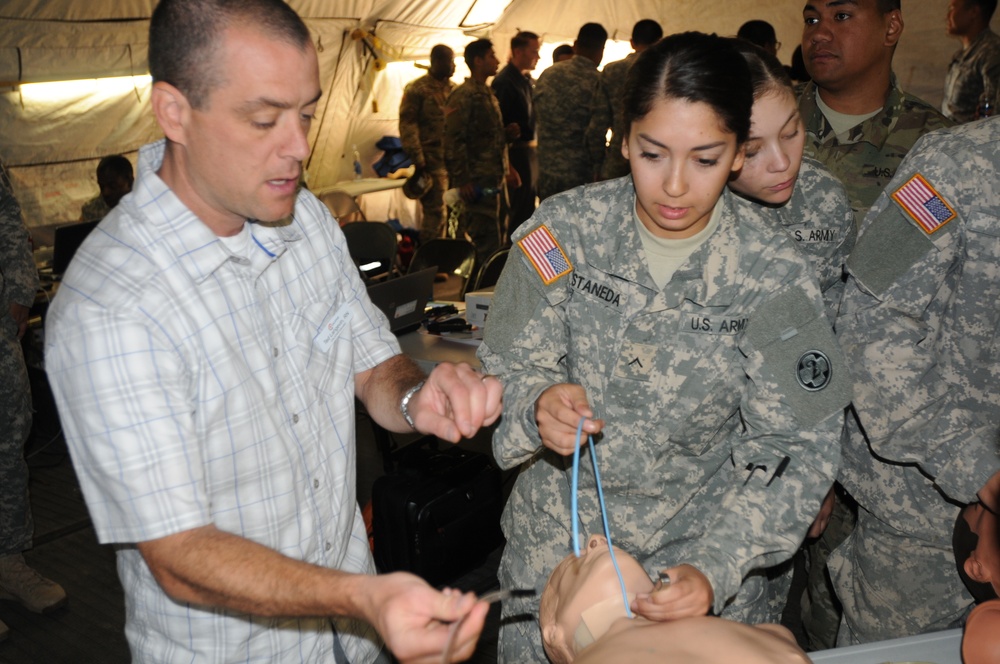 Soldiers learn surgical intubation methods