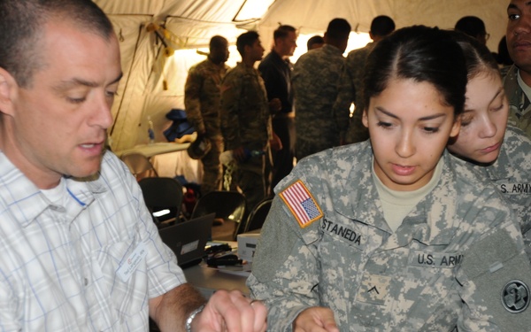 Soldiers learn surgical intubation methods