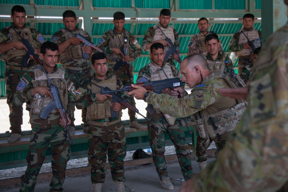 Iraqi Army receives AK-47 training