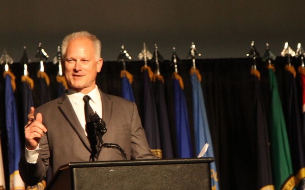 ESPN Anchor Kenny Mayne talks leadership at I Corps Army Birthday Ball