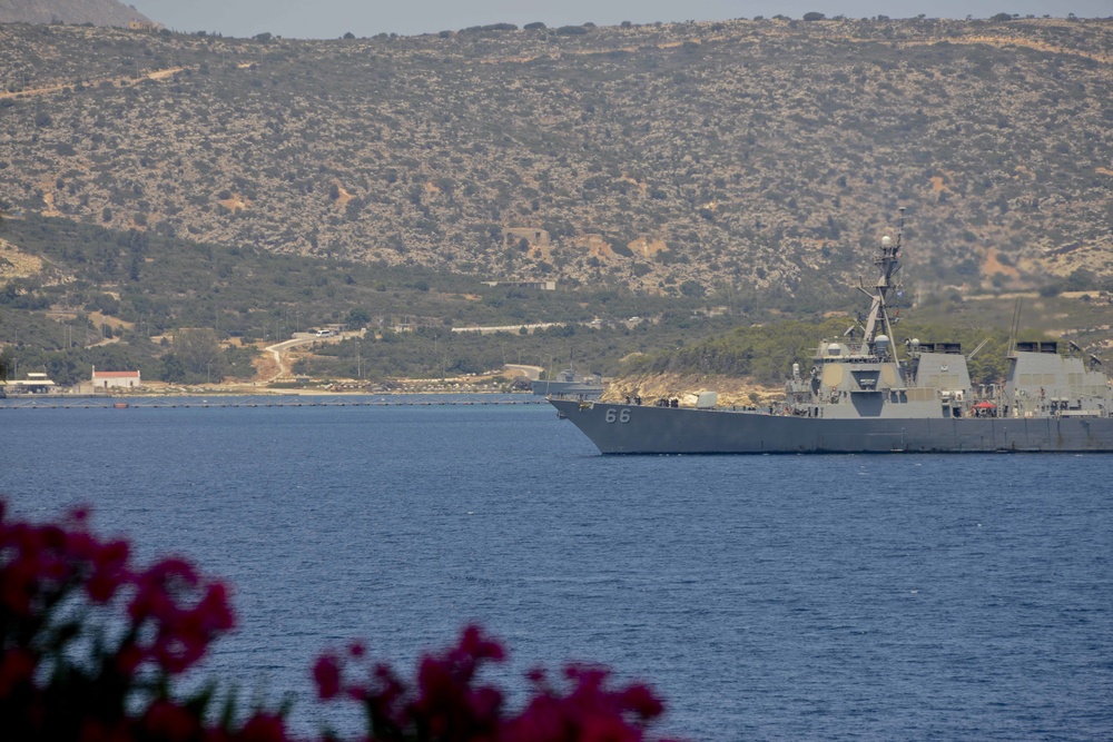 USS Gonzalez (DDG 66) arrives in Souda Bay