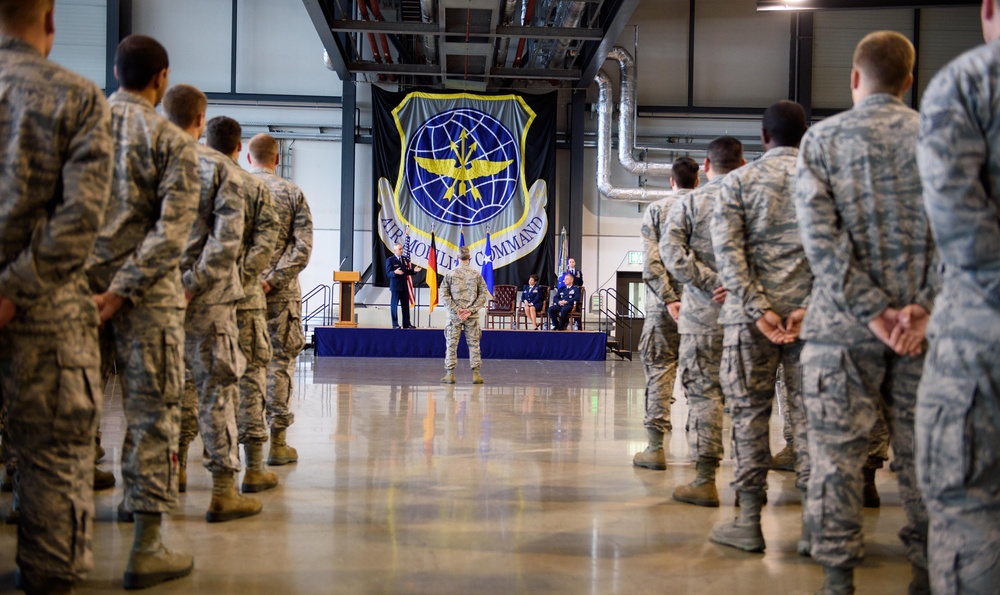 Airmen welcome new 521st AMOW commander