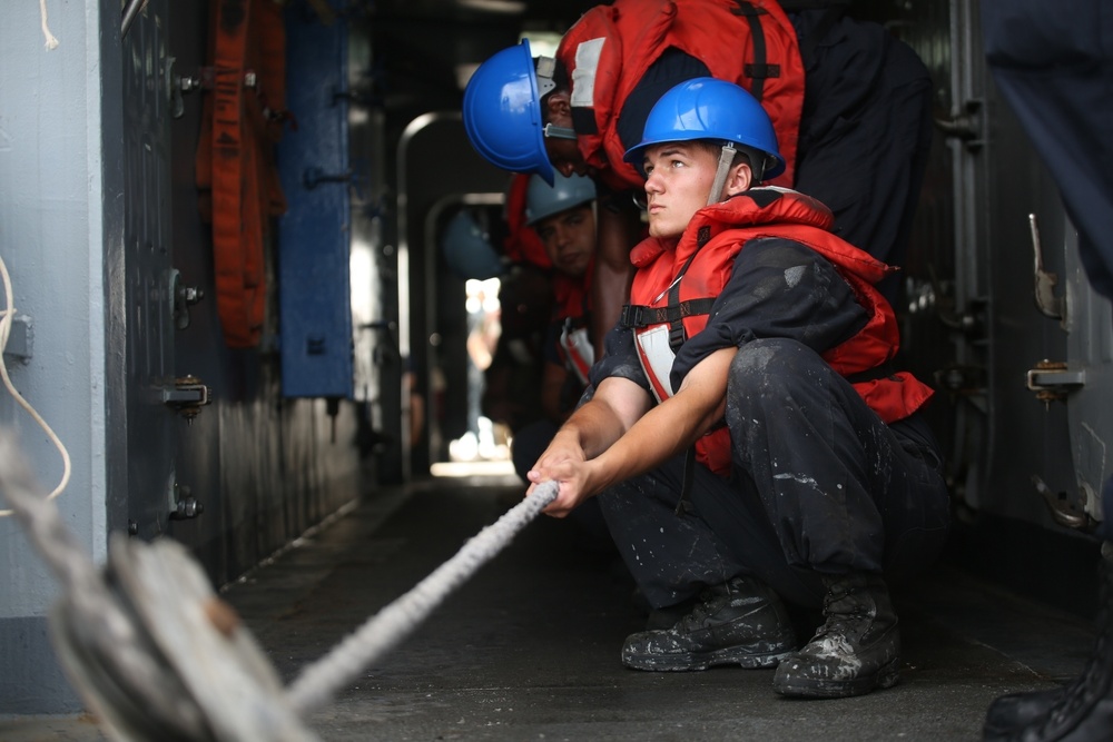 USS ASHLAND RESUPPLIES AT SEA