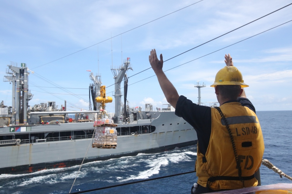 USS ASHLAND RESUPPLIES AT SEA