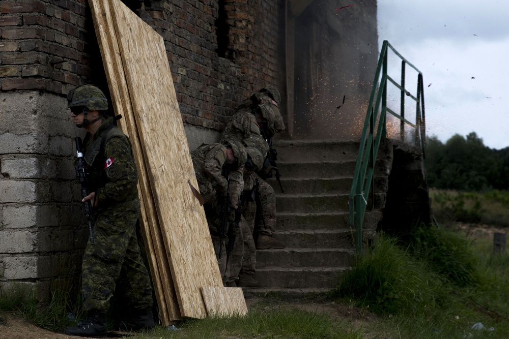 U.S., Canadian Soldiers conduct MOUT training at Anakonda 2016