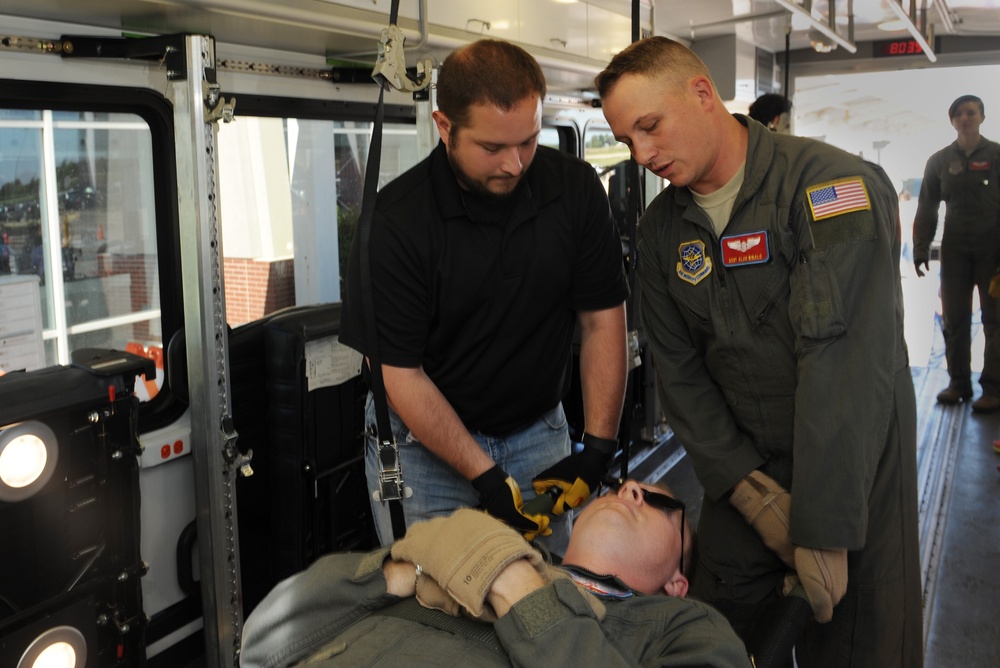 375th Aeromedical Evacuation Squadron trains Department of Veteran Affairs personnel