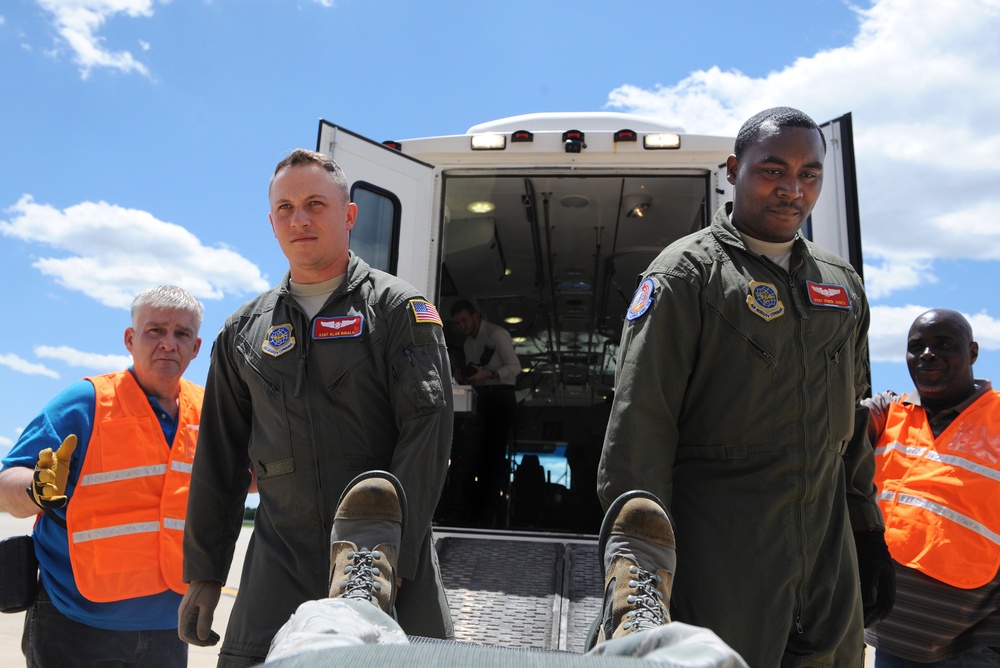 375th Aeromedical Evacuation Squadron trains Department of Veteran Affairs personnel