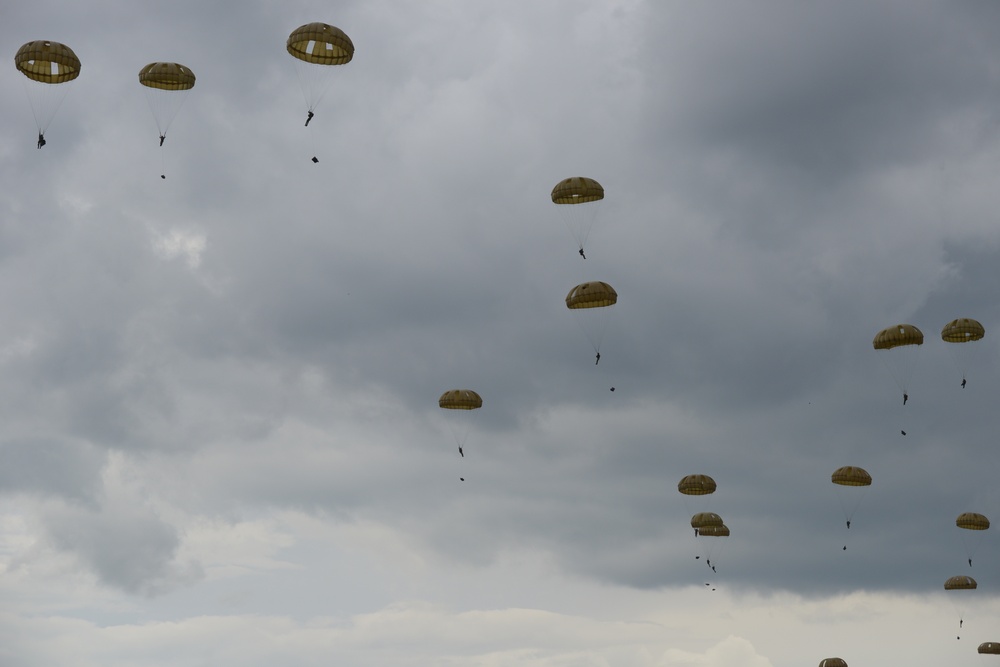 Dutch Army paratroopers jump into Grafenwoehr Training Area, Swift Response 16