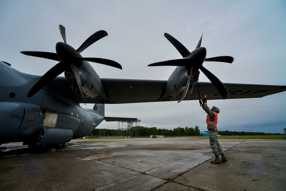 U.S. Airmen and Soldiers train during Saber Strike 16