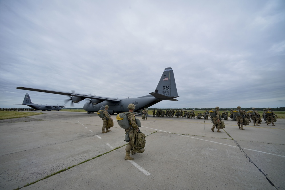 U.S. Airmen and Soldiers train during Saber Strike 16