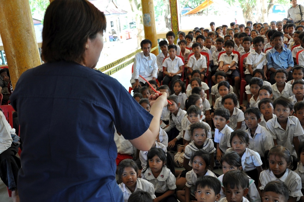 Schoolchildren take field trip to visit Pacific Angel dentists