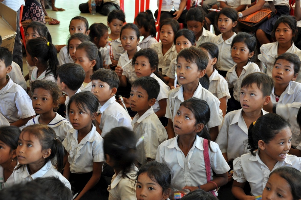 Schoolchildren take field trip to visit Pacific Angel dentists