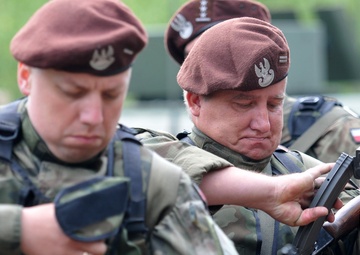 Weapons familiarization with Polish soldiers during Exercise Anaconda 2016