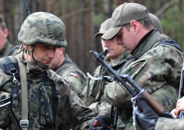 Weapons familiarization with Polish soldiers during Exercise Anaconda 2016