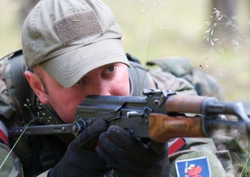 Weapons familiarization with Polish soldiers during Exercise Anaconda 2016