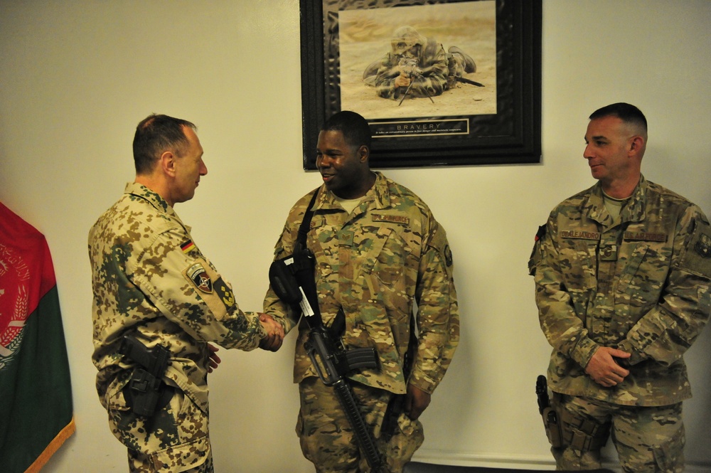 Resolute Support chief of staff recognizes U.S. aviation crew excellence