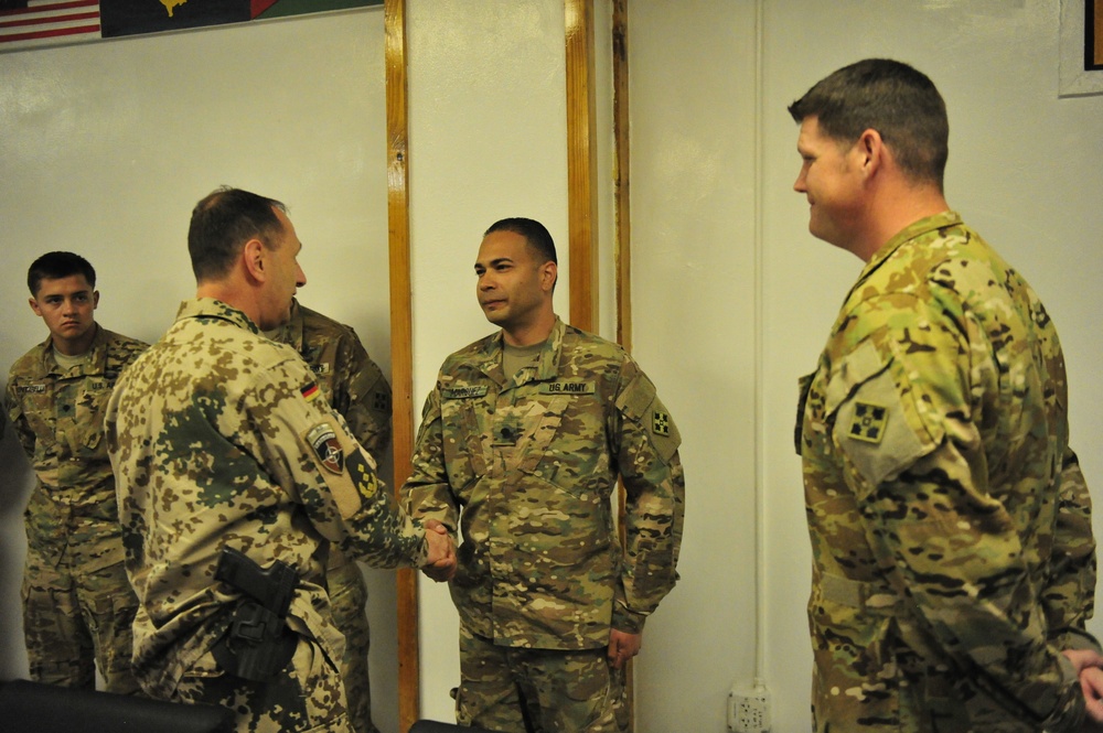 Resolute Support chief of staff recognizes U.S. aviation crew excellence