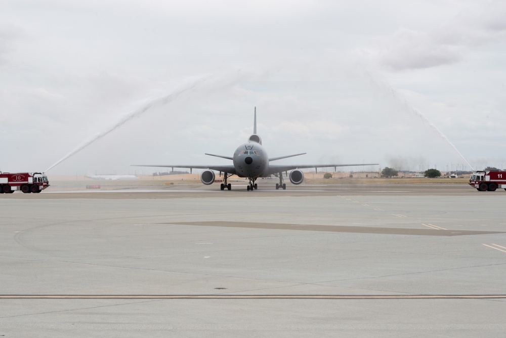 60 AMW/CC Col. Joel Jackson Fini Flight