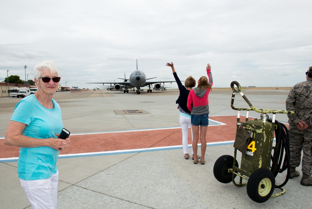 60 AMW/CC Col. Joel Jackson Fini Flight