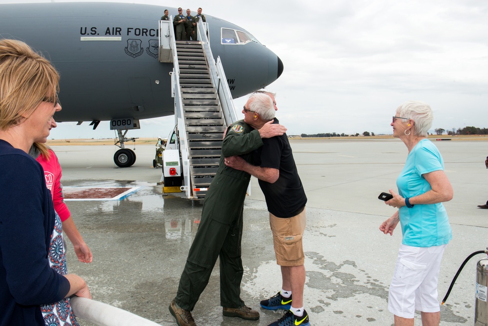 60 AMW/CC Col. Joel Jackson Fini Flight