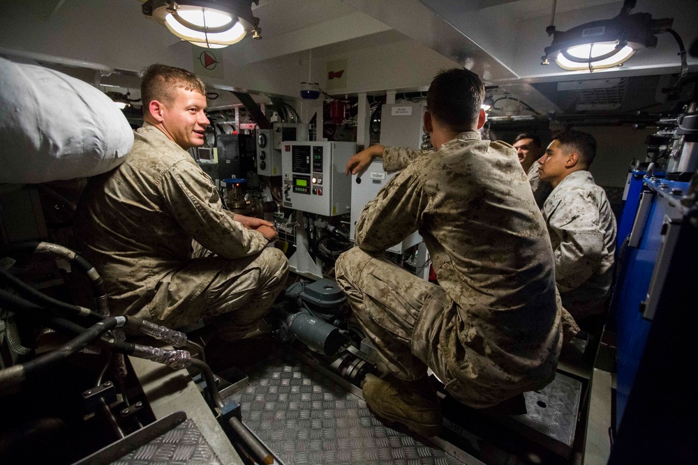 U.S. Marines and soldiers tour Australian landing craft aboard HMAS Adelaide