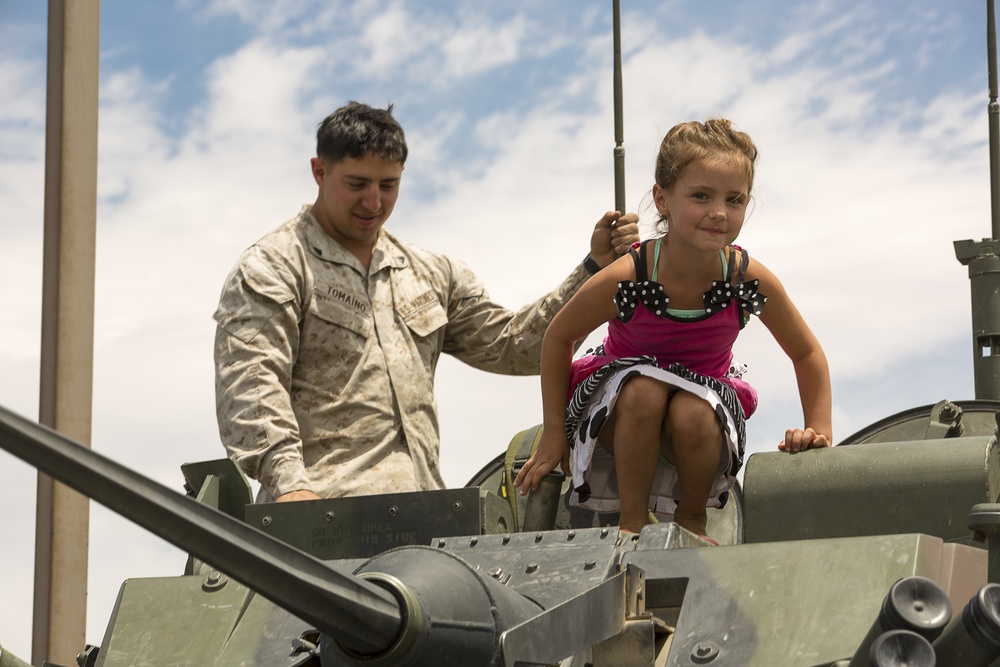 Marines bond with community during Summer Splash