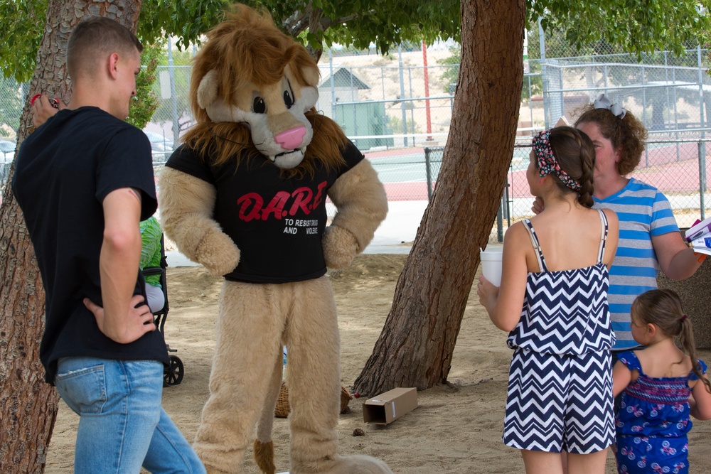 Marines bond with community during Summer Splash